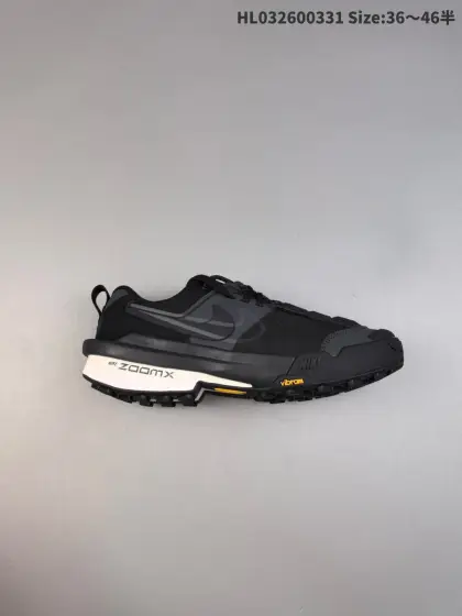 sacai X nike 2025春夏解构拼接 最新联名鞋 :阿部千登势(Chitose Abe)主理的日本时装品牌sacai在2025春夏系列中,与Nike的联名鞋款新作成为一大亮点.这一系列鞋款在设计上展现了sacai对细节的精细把握和对创新的追求. 共推出了三种款式:全白、全黑和双色设计.鞋面采用了网眼和绒面革材质的混合,这种材料的结合不仅提供了良好的透气性,还增添了鞋款的质感和耐用性.双层Swoosh标志的设计是此次联名鞋款的显著特征,它不仅增强了品牌识别度,也体现了设计上的巧妙构思. 在鞋底方面,鞋款搭载了Nike Zoom X技术,这一创新科技以其卓越的缓震性能而闻名,为穿着者提供了更高的舒适度.此外,Vibram外底的加入,以其优质的抓地力,确保了鞋款在不同地面上都能有良好的表现. 全白版本的鞋款配有白色鞋带和橡胶外底,呈现出一种纯净和简约的风格.全黑版本则采用了白色中底,形成鲜明的对比,增加了视觉冲击力.双色版本的设计则是在黑白基础上加入了一抹黄色,为鞋款增添了更多的层次感和活力. sacai与Nike的这次合作,不仅在设计上展现了两个品牌的特色,也在功能性上进行了深入的探索,为消费者带来了既时尚又实用的运动鞋选择.通过这次联名,sacai再次证明了其在时尚界的独特地位和创新精神.HL032600331 半